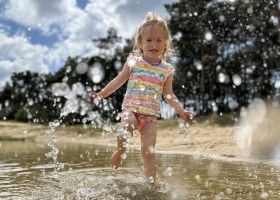 Vakantiehuis Vliegend Hert op de Veluwe, Nederland kindje in plas Vakantiehuis Vliegend Hert 30pluskids
