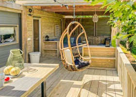 STOER BUITEN Belves, Frankrijk Terras STOERbuiten Belves lodge, Dordogne 30pluskids
