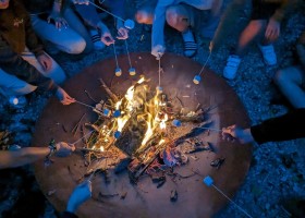 Castelwood in de Dordogne, Frankrijk marshmellows roosteren Castelwood Vacances 30pluskids