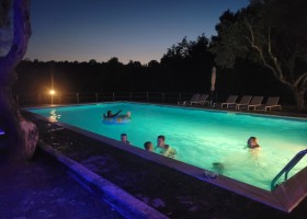 Pian della Bandina in Umbrie, Italie zwembad by night La Casa dei Contadini 30pluskids