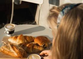 Domaine Lachat in de Rhone-Alpes, Frankrijk ontbijt en koffie Domaine Lachat 30pluskids