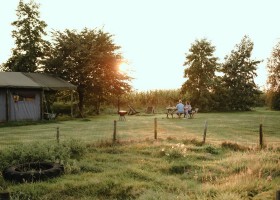 BoerenBed De Kalverweide in Kallenkote, Nederland aan de picknicktafel BoerenBed De Kalverweide 30pluskids