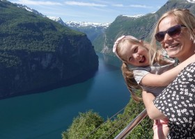 Senja Reizen Noorwegen met kinderen moeder-dochter-fjord-noorwegen Noorwegen met kinderen 30pluskids