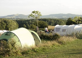 Le Petit Montperroux in de Bourgogne Frankrijk tentjes MarijedeR Camping Le Petit Montperroux 30pluskids