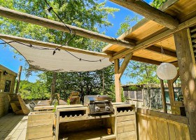 STOER BUITEN Belves, Frankrijk Buitenkeuken STOERbuiten Belves lodge, Dordogne 30pluskids