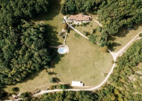 Font Neuve tussen Lot en Dordogne Frankrijk van bovenaf Font Neuve 30pluskids