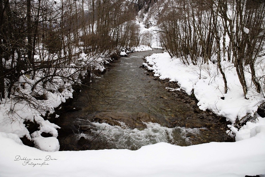 Bergmoment in Rauris, Oostenrijk beek in de sneeuw Bergmoment 30pluskids image gallery