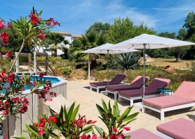 Quinta da Vida Algarve Portugal zwembad met ligstoelen Quinta da Vida 30pluskids