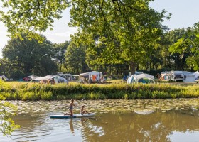 Camping Huttopia de Roos in Beerze-Ommen, Nederland vanaf water Camping Huttopia De Roos 30pluskids