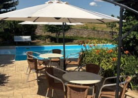 L'Etoile Dore in de Auvergne, Frankrijk terras bij zwembad L’Etoile Dore  30pluskids