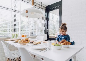Bosbries in Drenthe, Nederland kindje aan tafel Vakantiehuis Bosbries 30pluskids