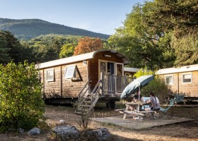 Camping Huttopia Divonne Les Bains, Frankrijk roulotte Camping Huttopia Divonne Les Bains 30pluskids