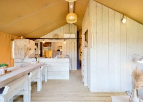 Agriturismo Camping Vista San Vicino Le Marche Italie Woonkamer glampingtent Camping Vista San Vicino - kopie Agriturismo Vista San Vicino 30pluskids