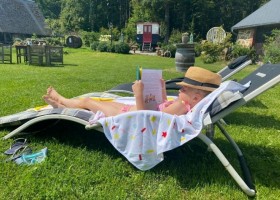 Domaine Champeaux Auvergne Frankrijk meisje op ligbed Domaine Champeaux 30pluskids