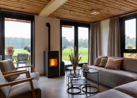 Koe in de Kost in Overijssel, Nederland 12p eco Grondulow gezellige woonkamer Koe in de Kost  30pluskids