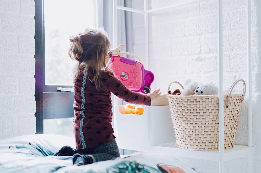 Bosbries in Drenthe, Nederland kind op bed