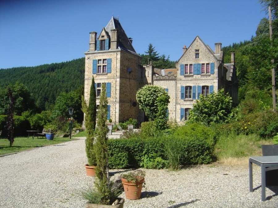 Chateau du Besset in de Ardeche, Frankrijk kasteel met blauwe luiken
