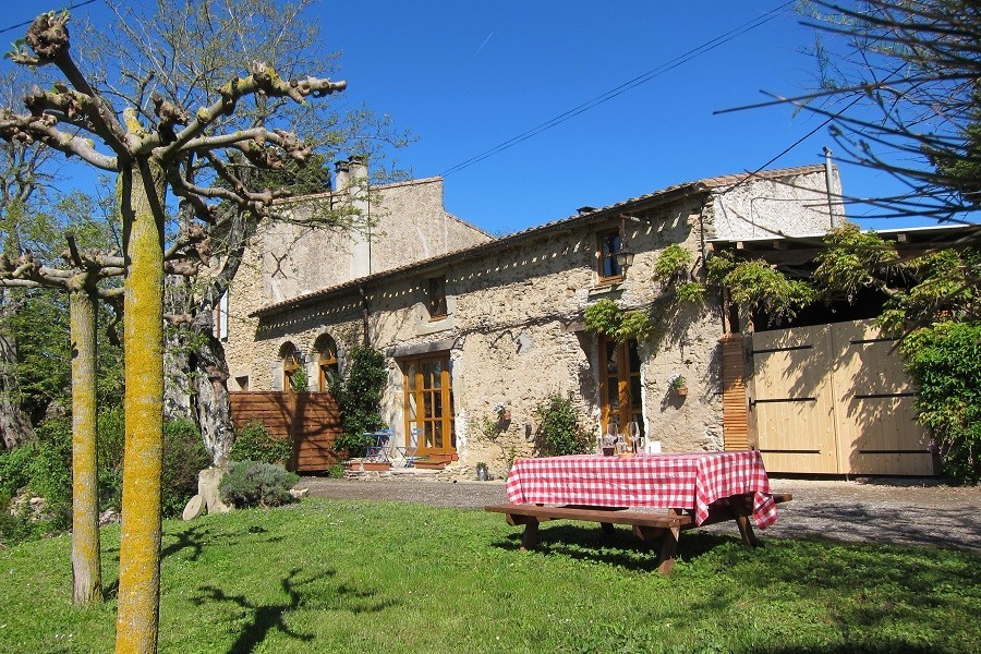 Domaine de la Bade in de Aude Zuid-Frankrijk huis picknicktafel