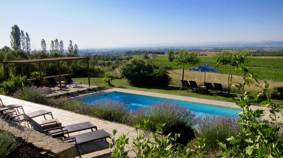 Domaine de la Bade in de Aude Zuid-Frankrijk zwembad met uitzicht