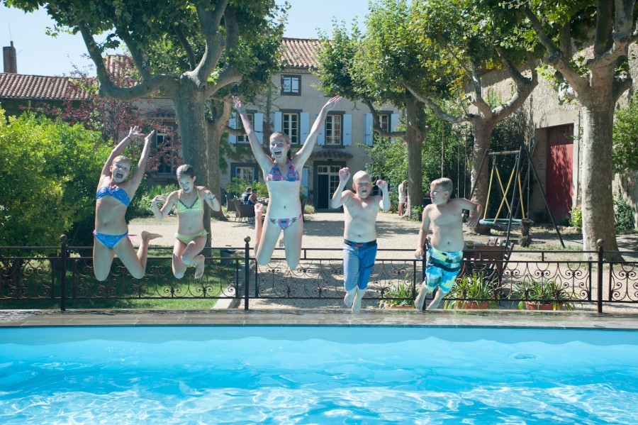 Domaine des Agnelles in de Aude, Frankrijk kinderen in het zwembad