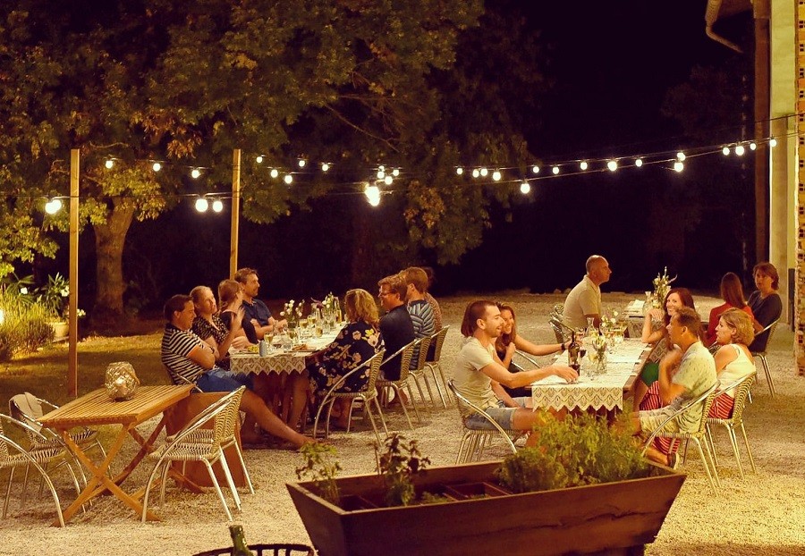 Domaine en Birbes in Laurac, Frankrijk terras met lichtjes
