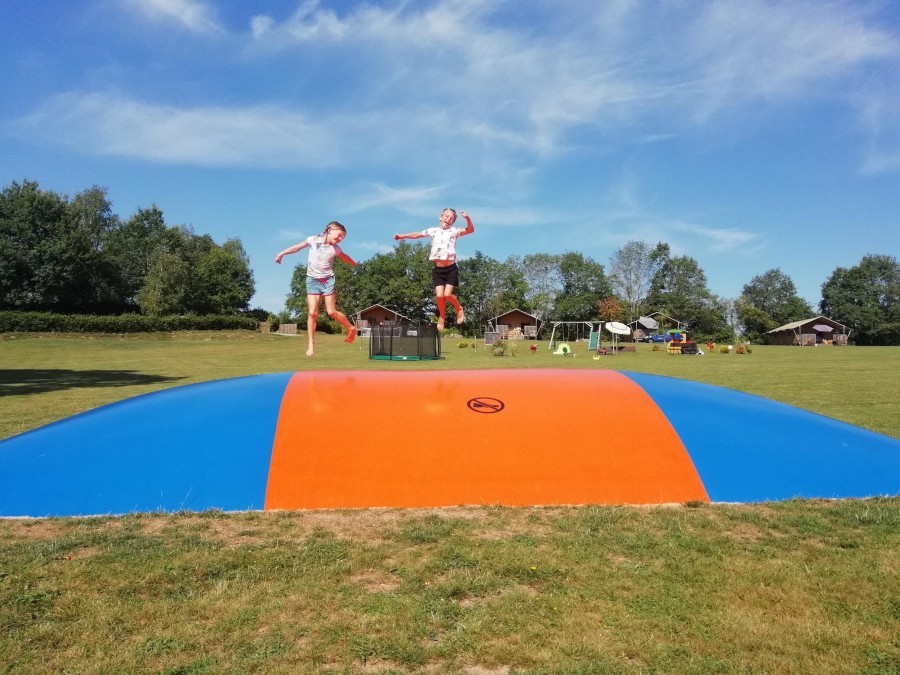 Domaine La Mathoniere in de Auvergne, Frankrijk springkussen