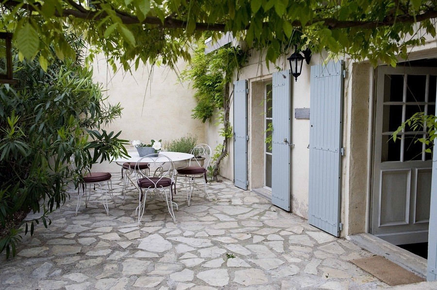 Domaine St Pierre blauwe luiken en zitje kl.jpg