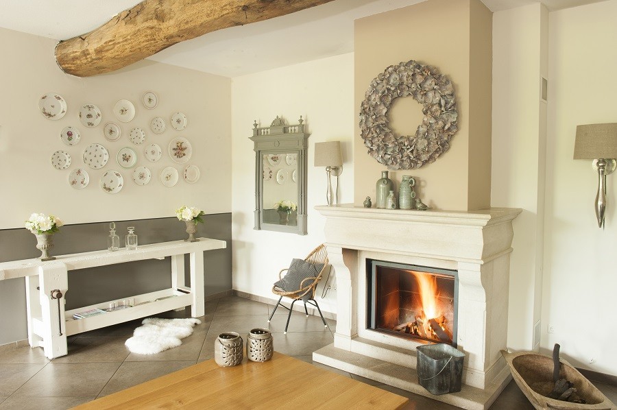 Erfgoedlogies d'Ouffenhoff in Limburg, Nederland woonkamer met open haard