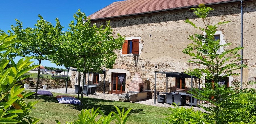 Gîtes Le Grand Tornage in Evaux-les-Bains Frankrijk tuin voor de gites