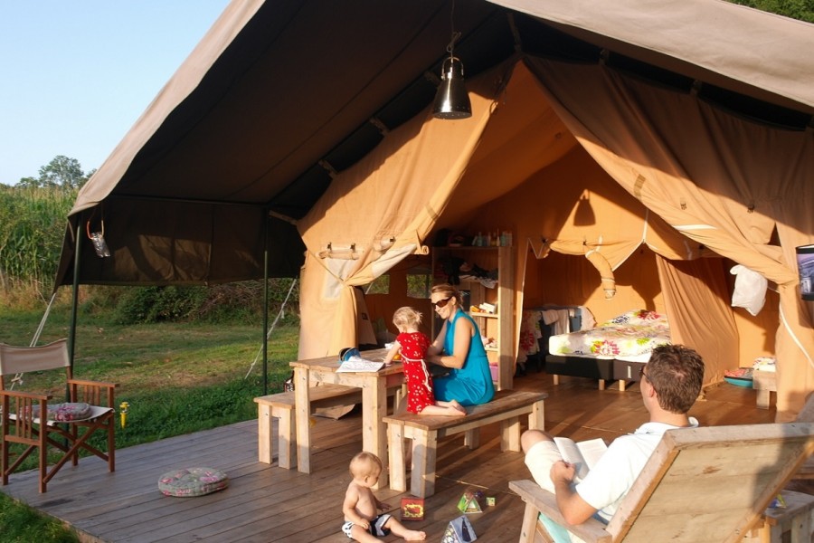 Greencamp Voortent kan geheel open.jpg