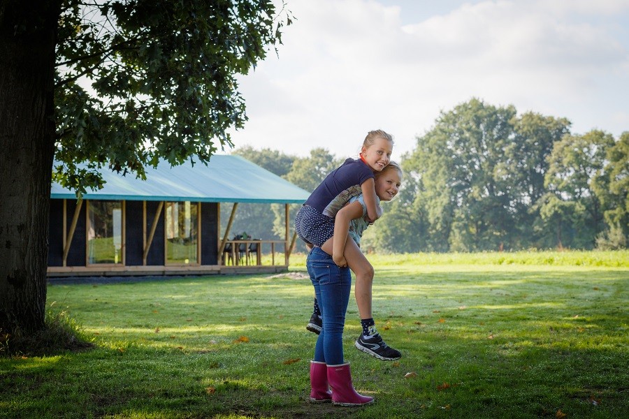 Landrijk De Reesprong in Twente, Nederland kinderen voor glamlodge