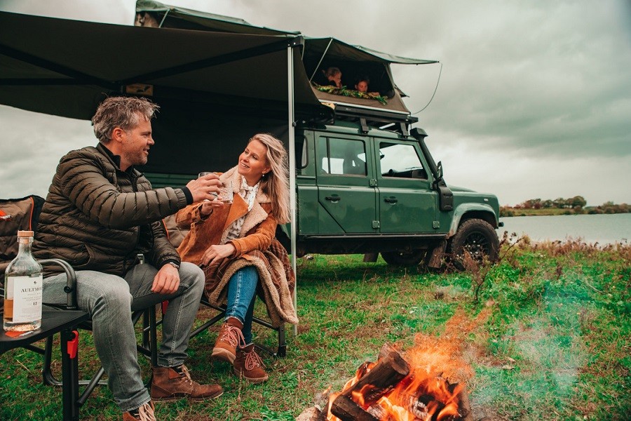 Landrover Dream Holiday, Nederland ouders bij kampvuur kinderen in tent