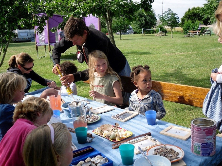 Le Cheval Rouge in Bretagne, Frankrijk kinderen aan tafel
