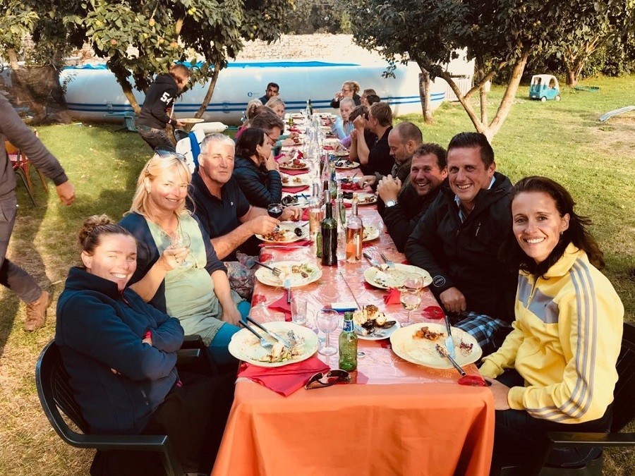 Le Cheval Rouge in Bretagne, Frankrijk lange tafel