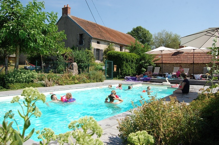 Le Petit Pauliat in de Auvergne, Frankrijk zwembad met kinderen