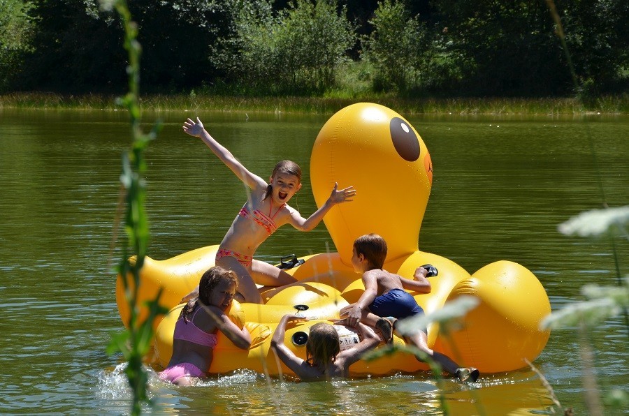 Les 3 Etangs in de Auvergne, Frankrijk kids op het meer MEIVAKANTIE