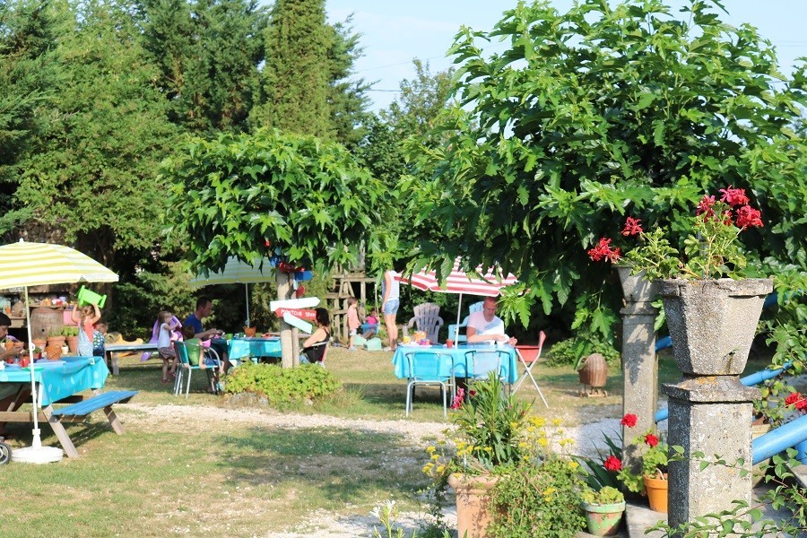 Les Escaliers de La Combe in Saint Matre, Frankrijk ontbijt - terras