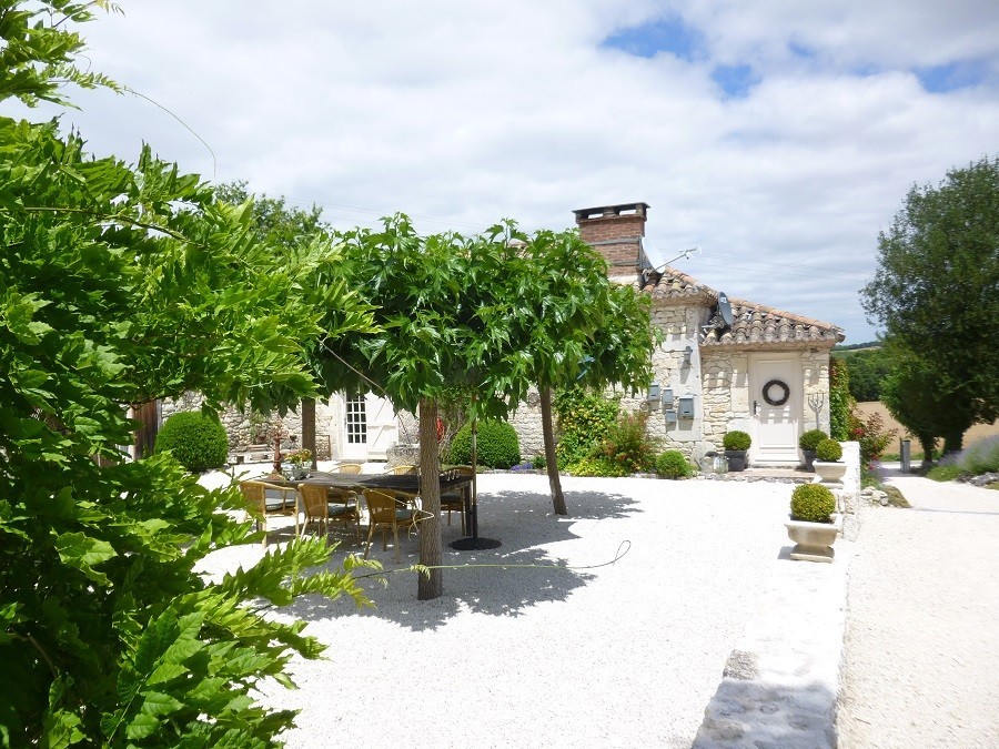 Les Fontanelles terras onder de bomen