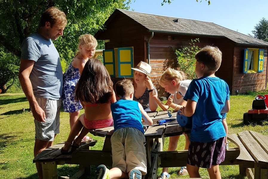 Les Renardieres in de Limousin, Frankrijk kinderen aan tafel