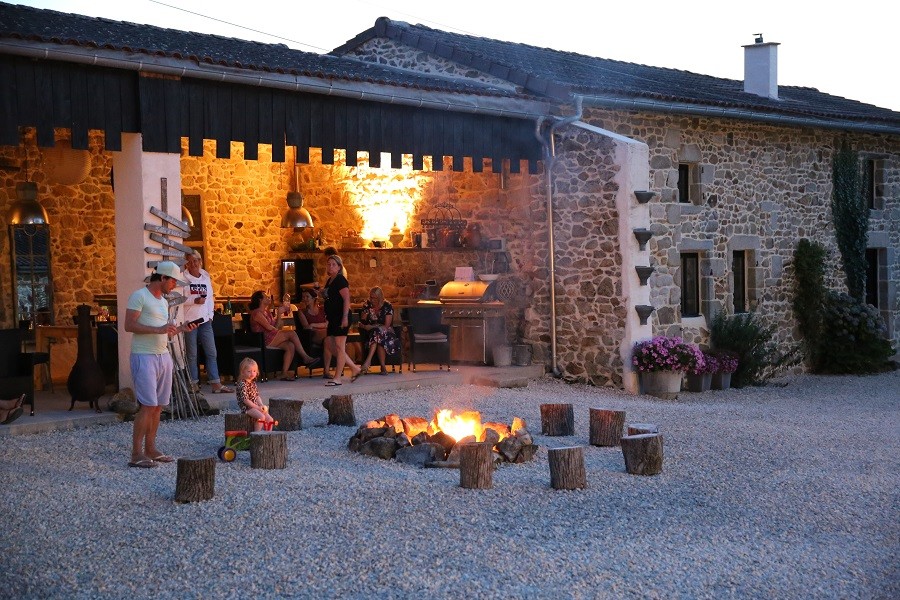 Maziéras dordogne, frankrijk binnenplaats buitenhuiskamer 05
