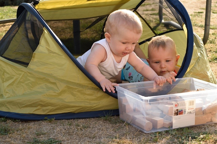Mazieras in de Dordogne, Frankrijk kindjes met blokken