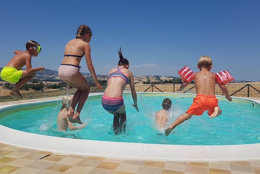 Rustico del Bozzo in Le Marche, Italie plonsen in het zwembad
