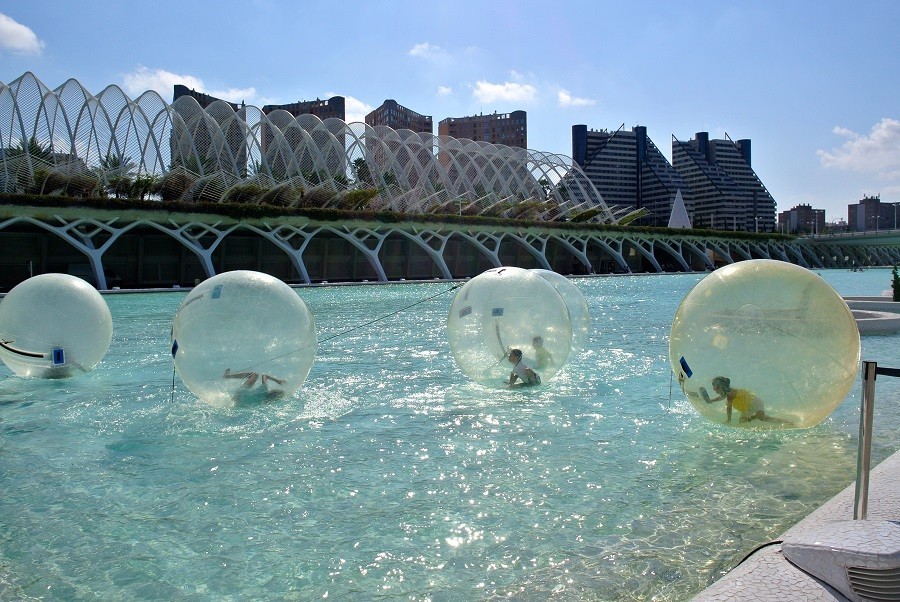 Stedentrip Valencia opblaasballen bij Ciudad de las Artes y las Ciencias