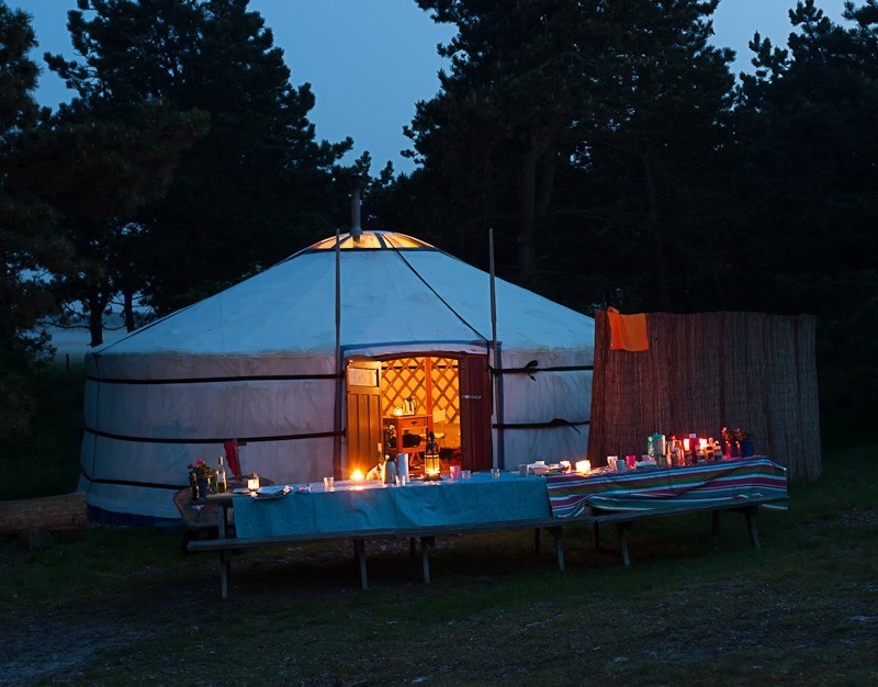 Texel Yurts op Texel, Noord-Holland, Nederland gezellige lange tafel by night
