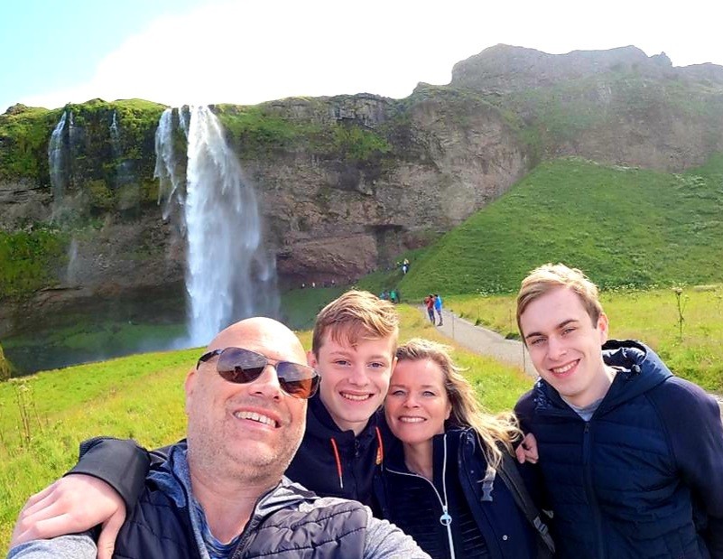 Travelnauts ijsland-seljalandfoss-tn-simone-gezin-waterval