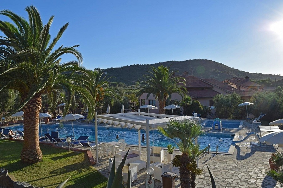 Tritt Case in Toscana Residence Elba op Elba zwembad