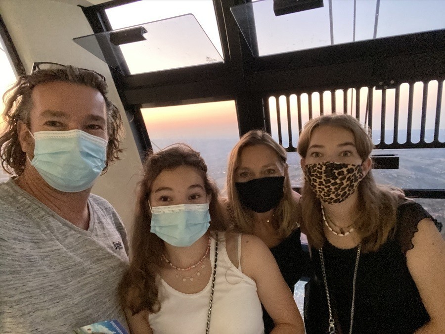 Vakantie in Le Marche, Italie San Marino gezin met mondkapje in gondel