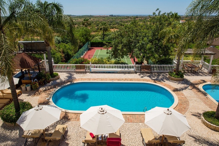 Vila do Ouro in de Algarve, Portugal zwembad en tennisbaan
