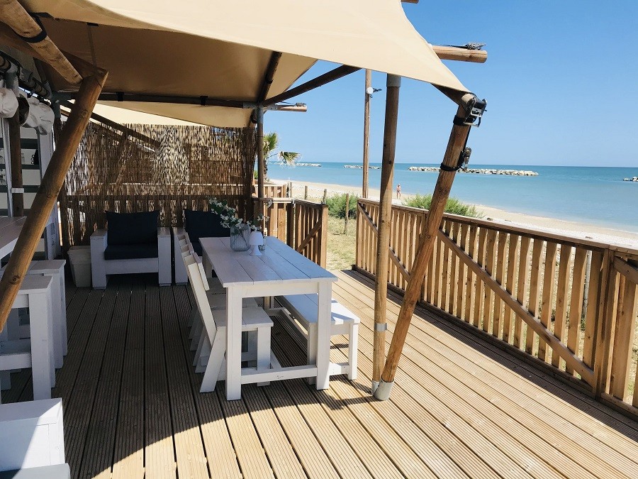 Villa Alwin Beach Resort in Cupra Marittima, Italie kindjes safaritent terras