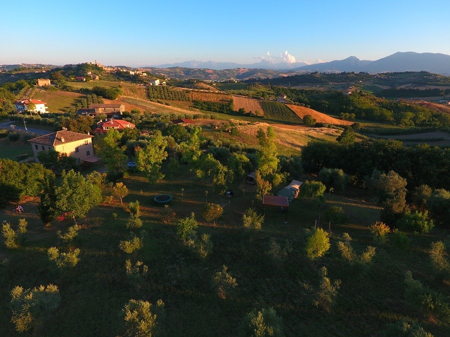 Villa Bussola in Le Marche, Italie overzicht veld